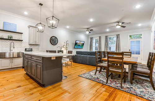 Faubourg Lafayette Apartment | 5BR High End Amenities by Hosteeva