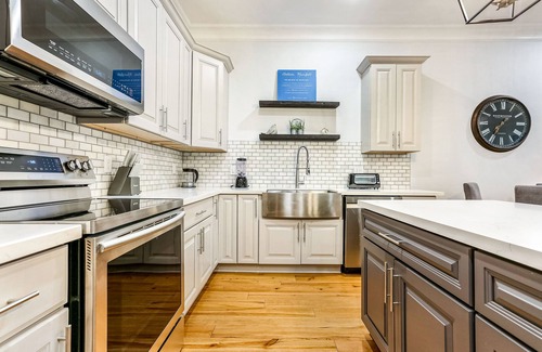Faubourg Lafayette Apartment | 5BR High End Amenities by Hosteeva