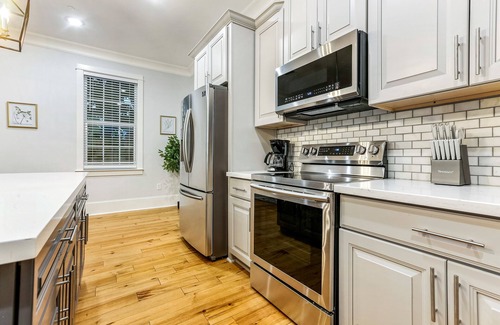Faubourg Lafayette Apartment | 5BR High End Amenities by Hosteeva