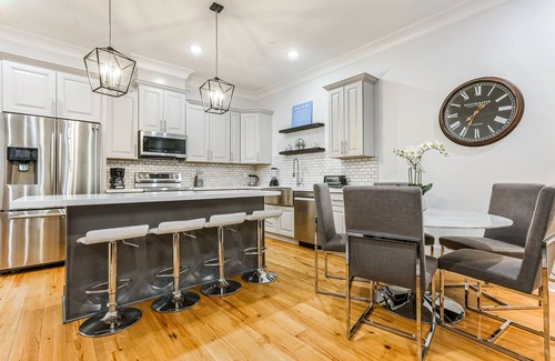 Faubourg Lafayette Apartment | 5BR High End Amenities by Hosteeva