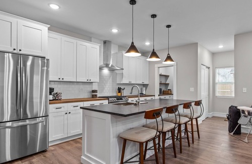 The Gate House | 5BR home near SLU wtih EV charger