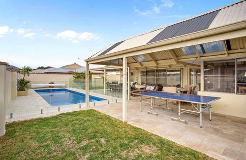 Mullaloo House | 5BR Retreat: Pool, table tennis & Pure Relaxation!