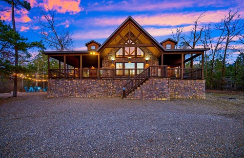 Hochatown Cabin | 5Kings | Pool Table, Shuffleboard, Playset, Putt Putt | 2min to New Casino!