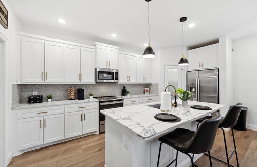 West Dallas House | 5min DT Luxe House with Game Room, Arcades, Billiards, Foosball, Washer/Dryer