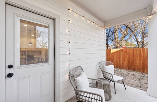 West Dallas House | 5min DT Luxe House with Game Room, Arcades, Billiards, Foosball, Washer/Dryer