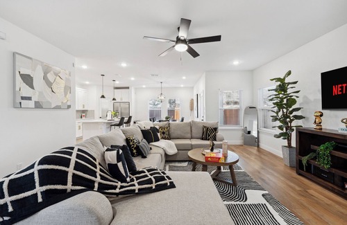 West Dallas House | 5min DT Luxe House with Game Room, Arcades, Billiards, Foosball, Washer/Dryer
