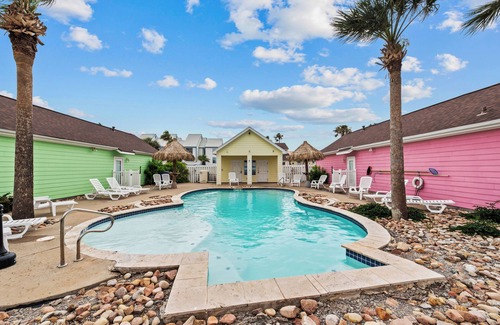 Corpus Christi House | 5min to Beach Family-Friendly Island Retreat Quiet Pool Access + Private Yard