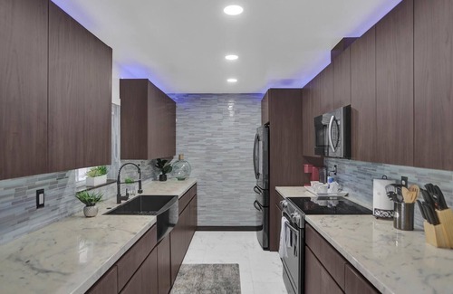 Driftwood House | 5Min to HardRock|NearBeach|Salt Water pool