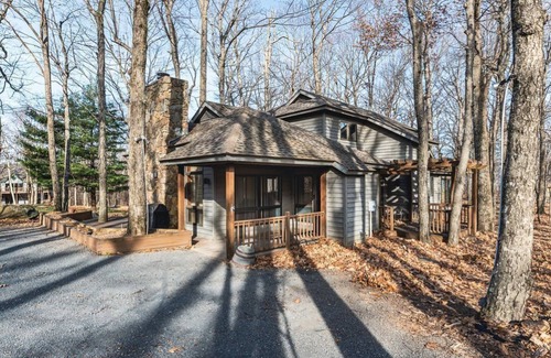 Chestnut Springs House | 5min to Ski! Bedroom w/o Steps Golden Tee Sun Room