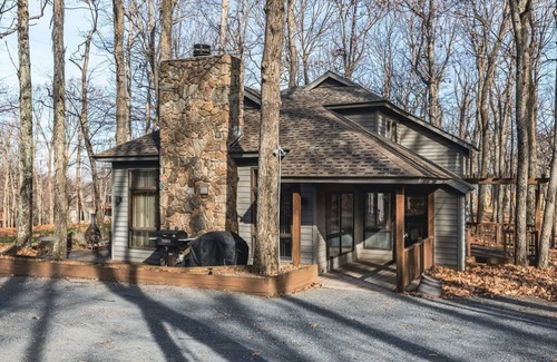 Chestnut Springs House | 5min to Ski! Bedroom w/o Steps Golden Tee Sun Room