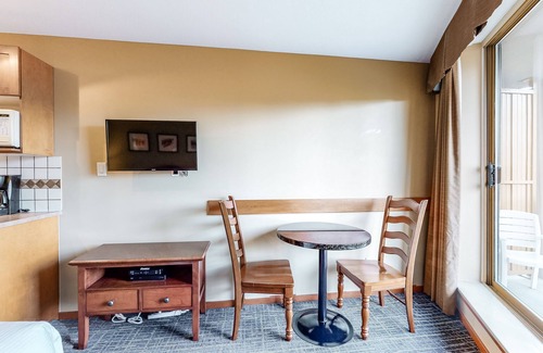 Village North Apartment | 5th-floor studio with heated pool, hot tubs, saunas & gym - walk to lifts