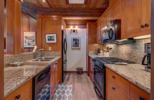 Tahoe Tavern House | 6-8 Miles to Palisades|Alpine|Homewood|Walk to TC