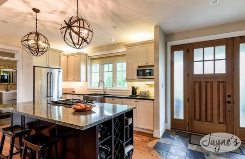 The Blue Mountains House | 6 bed 3 bath chalet near Georgian Bay! Close to skihill!