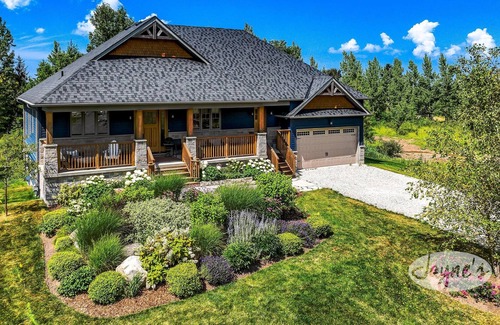 The Blue Mountains House | 6 bed 3 bath chalet near Georgian Bay! Close to skihill!