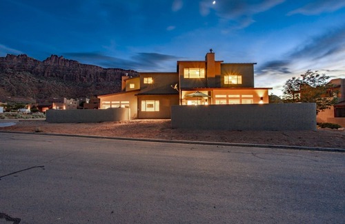 Moab South Valley House | 6 Bedroom all Suites Contemporary Stunner Perfect for Large Groups Sleeps 24