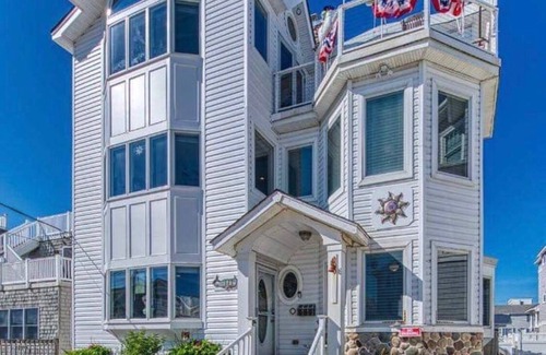 North Beach Haven House | 6 Bedroom Home 3rd off Beach with Ocean & Bay View HotTub +
