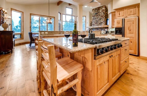 The Highlands House | 6 Bedroom Home, Minutes From Downtown Breck, Sleeps 14, Hot tub, Amazing views!