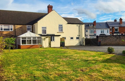 Skegby House | 6 Bedrooms, sleeps up to 16, parking, space & comfort, contractors or families