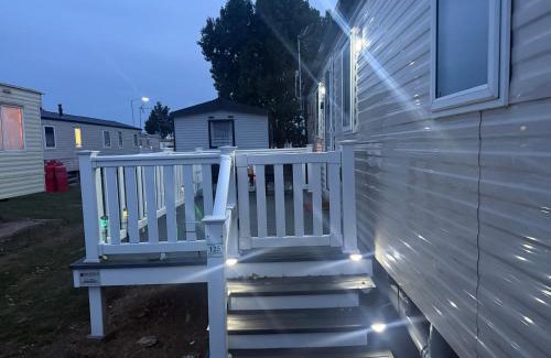 Clacton-on-Sea Resort | 6 Beds 2 Sofa bed Family friendly - unlimited Wi-Fi, Warm, Cozy Sun decking Caravan at Seawick Holiday Park