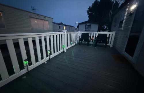 Clacton-on-Sea Resort | 6 Beds 2 Sofa bed Family friendly - unlimited Wi-Fi, Warm, Cozy Sun decking Caravan at Seawick Holiday Park