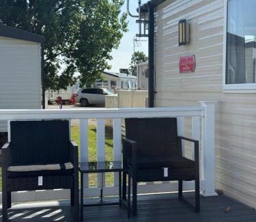 Clacton-on-Sea Resort | 6 Beds 2 Sofa bed Family friendly - unlimited Wi-Fi, Warm, Cozy Sun decking Caravan at Seawick Holiday Park