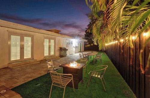 Harbor Beach House | 6 BR Villa | Steps to Ocean, Pool, Sauna & Jacuzzi