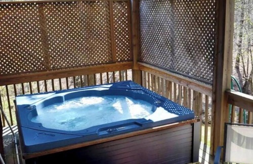 Skyland Cabin | 6 miles from Downtown Asheville cabin w/hot tub