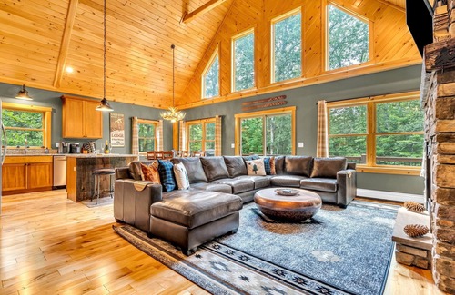 Bethel Ski Chalet | 6 min to Sunday River-Hot Tub-Fire Pit-Theater-Game Room-Sleeps 12