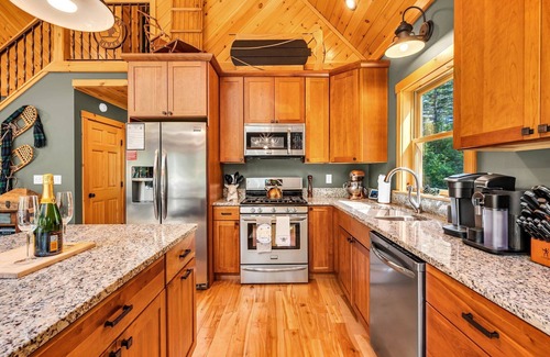Bethel Ski Chalet | 6 min to Sunday River-Hot Tub-Fire Pit-Theater-Game Room-Sleeps 12