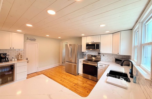Savannah's Landing Cottage | 6 Min to the Beach Private backyard bikes games grill fire pit WiFi Dog Friendly