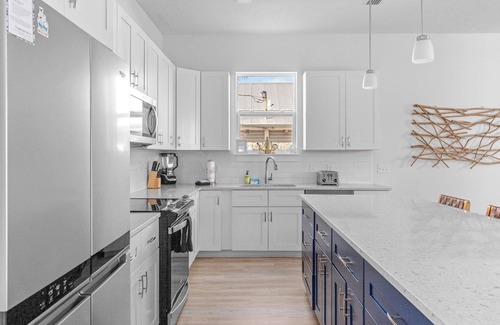 Crescent Beach House | 6 min walk to beach!|Free Heated Pool|Beach chairs