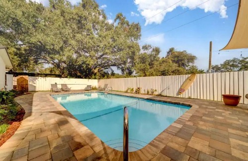 South Pinellas Community Council House | 6 minutes to Beach, Entire Home w/lots of beach gear, Heated Pool, Sleeps 12