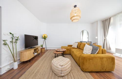 Pankow Apartment | 6 P Apartment, Central, Fast Internet, Work Station, Family Friendly, Washer, Kitchen