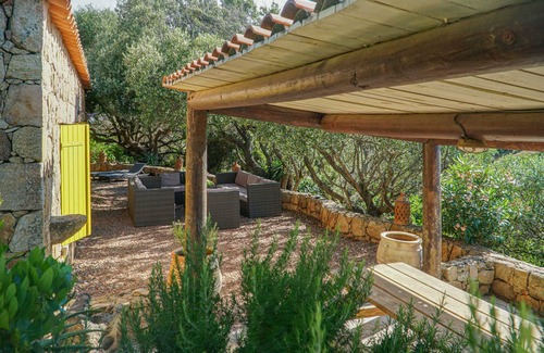 Sartene House | 6-person Bergerie with terrace, sea view & pool access.