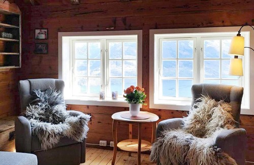 Vallavik House | 6 person holiday home in Grimo
