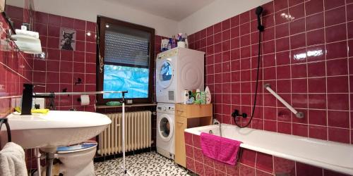 Kassel Apartment | 6 Raum Komfort Ferien Wohnung mit privater Küche, Badezimmer und WC, plus Gratis Frühstück, Getränke, WiFi und Parkplatz, Top Lage in Kassel, mit Garten, so privat wie zu Hause