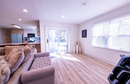 Carmel House | .6 Walk to Carmel Midtown. Quiet and secure neighborhood. Plus massage chair!