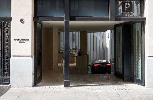 Cortes Apartment | 60 Balconies Iconic