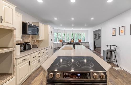 Cresco House | 6500 sqft★9BR!★Gorgeous Modern Ranch★Serene Backyard/Deck★Huge Game Room★PETS!