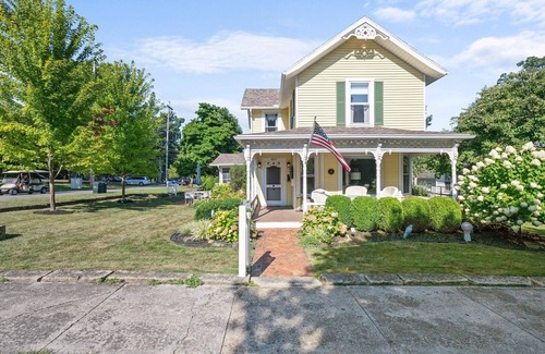 Lakeside Cottage | 660 Walnut Quiet Location Located Close to the Pool and Pickleball!