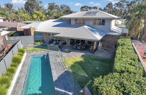 Moama House | 6A Blair St - Echuca Holiday Homes