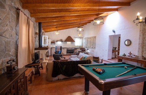 Santa Maria de Guia de Gran Canaria Ski Chalet | 6BR Fire House Sanctuary-Terrace & Barbacue