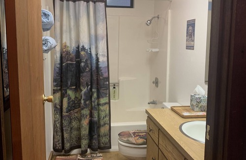 Cold Springs Cabin | 6mi to Pinecrest-AC, arcade loft, airhockey, outdoor space & spacious deck!