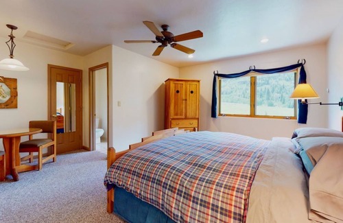 Carbondale Cabin | 7 bdrm Lodge on Crystal River Bank by Marble CO Sleep 18
