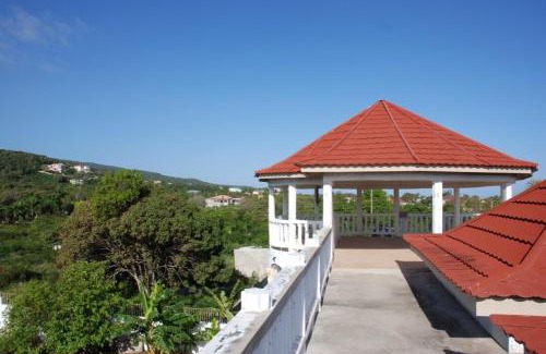 Windsor House | 7 bed bath Home close to MBJ and Ocean Access