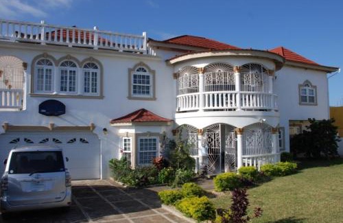 Windsor House | 7 bed bath Home close to MBJ and Ocean Access