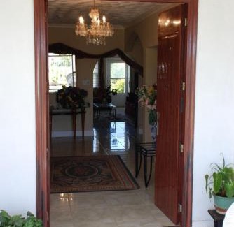 Windsor House | 7 bed bath Home close to MBJ and Ocean Access