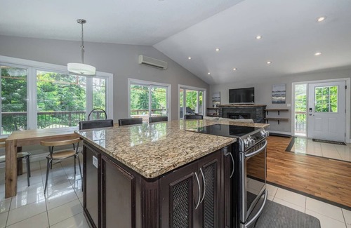 South Bruce Peninsula Ski Chalet | 7-bed w/Starlink , v-ball near beach!