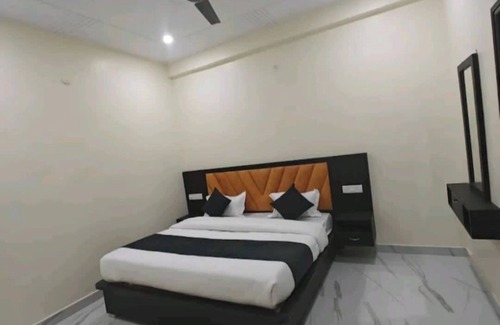 Ayodhya Hotel | 7-bedroom hotel in Ayodhya with AC Hotel Abhinandan palace ram mandir by 500 mtr