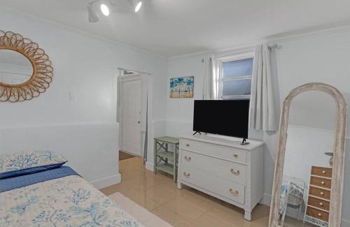 Hollywood House | 7-Person Luxury Spa, Fenced Paradise, Beach Vibes